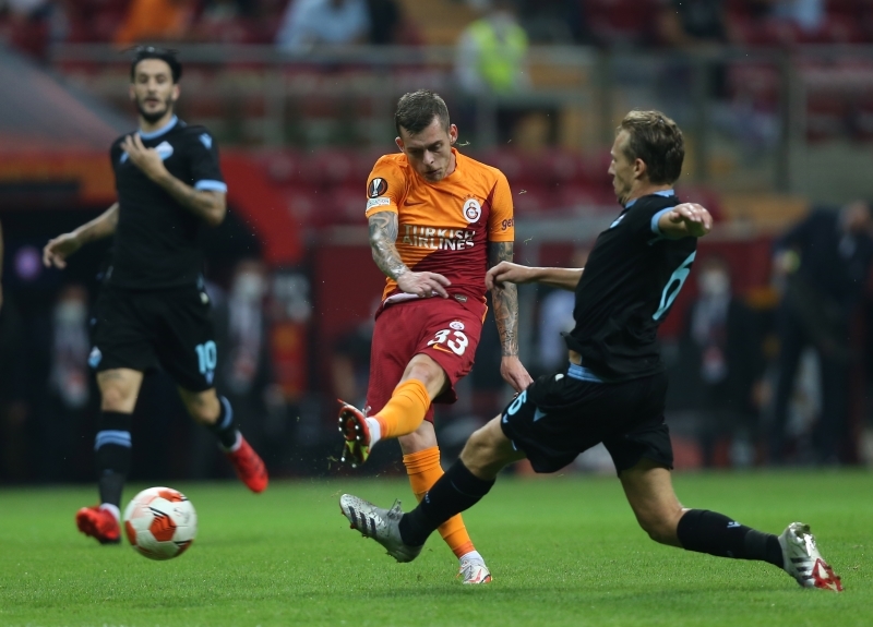<p><b>CICALDAU'YU ÖN PLANA ÇIKARDI</b></p><p><br></p><p>Tuttosport gazetesi<b> 'Strakosha hata yapıyor, Sarri kaybediyor' </b>başlığını kullanırken, <b>Cicaldau</b>'yu ön plana çıkardı.</p>