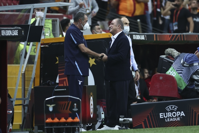 <p><b>HİKAYESİ TERİM İZLERİ TAŞIYOR</b></p><p><br></p><p>Galatasaray'ın Lazio galibiyeti kadar İtalyan takımının dünyaca ünlü teknik direktörü Maurizio Sarri'nin Fatih Terim'le karşılaşırken önünde eğilmesi de bir o kadar gündeme damgasını vurdu. Terim'i görür görmez İtalyanca <b><i>'è un onore conoscerti' </i>(seninle tanışmak bir şeref)</b> diyen Sarri'nin hikayesinin Fatih Terim izleri taşıdığı ortaya çıktı.</p>