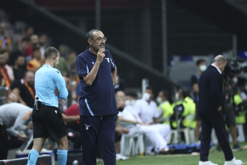 <p><b>DEV TAKIMLARDA GÖREV ALDI</b></p><p><br></p><p>Terim'den 6 yaş küçük olan Sarri'nin (62 yaşında) deneyimli hocadan esinlenerek oynatmaya çalıştığı futbol özellikle Napoli'de büyük ses getirdi. Göze hoş gelen ve hücumu ön planda tutan bu futbol sonrası İtalyan teknik adam kısa süre içinde Chelsea ve Juventus gibi devleri de çalıştırdı. Tecrübeli teknik adam bu sezon başında da Lazio'nun başına geçti.</p>