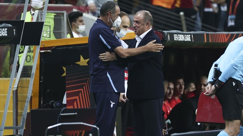 <p><b>'SENİNLE TANIŞMAK BİR ŞEREF'</b></p><p><br></p><p>İstanbul'a gelmeden İtalyan basınına Fatih Terim'i yere göğe sığdıramayan açıklamalar yapan Lazio Teknik Direktörü Sarri'nin oyun felsefesine hayran kaldığı tecrübeli hoca ile maç öncesi buluşmasında İtalyanca <b><i>'è un onore conoscerti' </i>(seninle tanışmak bir şeref)</b> ifadesini kullandığı ortaya çıktı.</p>