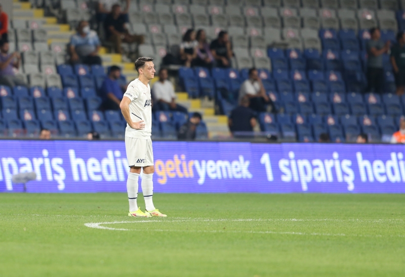 <p>'Sonra Mesut girdi oyuna. 2 pozisyonun ardından Aykut Kocaman hemen duran top tehlikesini gördü, Epureanu'yu oyuna attı, kenar ortalarına tedbir aldı. Şener yoruldu, iyi de maç oynadı bu akşam, kramp mramp derken, burada aksaklık oluyor, Novak da zorluyor dedi ve cüsse olarak Şener'den büyük, Ponck diye bir oyuncu soktu, hop, oraya da önlemini aldı Aykut hoca. Buna istinaden ne yaptı Pereira hoca?'</p>