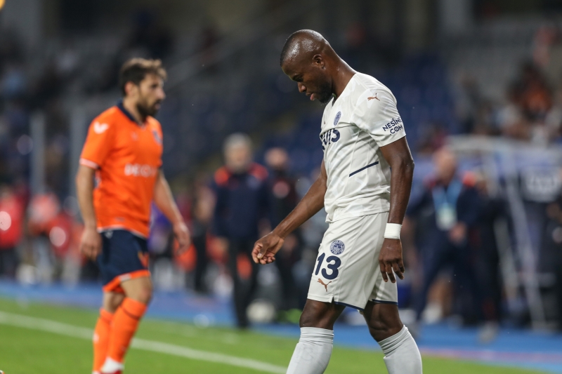 <p>'Kenardan da istediğin verimi alamadığında sistemi değiştireceksin. 2. yarının başındaki iki değişiklik, önde Berisha, arkası Rossi - Valencia gibi bir sisteme soktu ama önlemin de kolay oldu, rakibinin hocası dizayna devam ediyoruz dedi.'</p>