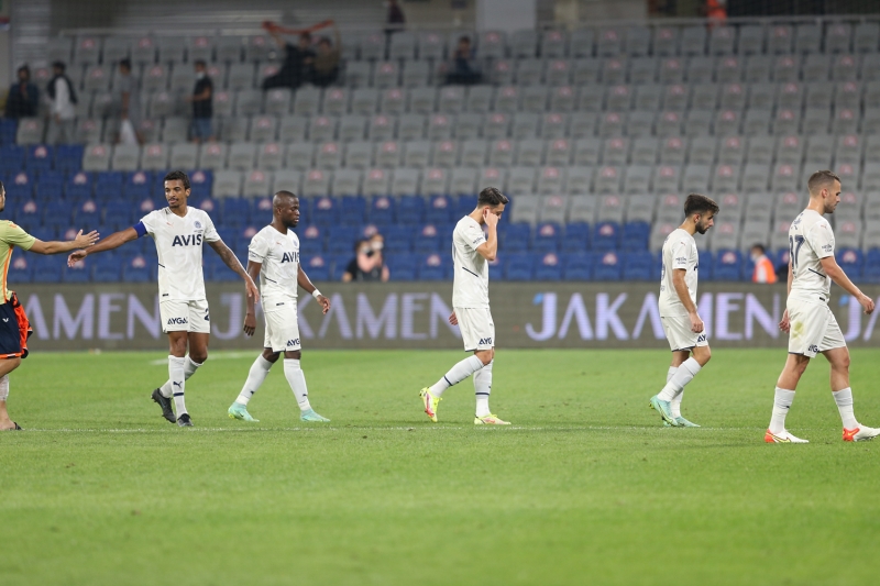 <p>'Bir dünya yıldızı 11 başlamadığında maç 0-0 iken göz direkt kulübeye dönüyor. 1-0 mağlupken hadi Mesut diyorsun, içeri atıyorsun ancak Mesut'u farklı kılabilecek bir oyun anlayışına sahip olmak lazım. Fenerbahçe'nin 8. resmi maçında bu sezon gördüğüm en büyük eksikliği bu. Bu akşama kadar Fenerbahçe'nin coşkusunda hiçbir sıkıntı yoktu, coşku olarak takım içi coşkusuna eşlik ettiler ama ciddi performans düşüşü var. Pereira da formsuzdu.'</p>