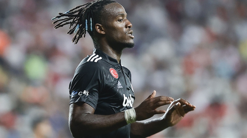 <p>'Geçen hafta içi Sergen hoca ile bir yemek yedik, sohbet etme imkanımız da oldu. Dedim 'Ne oynadı Batshuayi, çok hazır gelmiş, ligimize de çok uygun' dedim ve hatta 'Neden bu kadar santrfor arıyorken, niye Fenerbahçe Batshuayi'yi almadı' diye sordum, 'Orada da biz devreye girdik' diye kendi üslubuyla cevap verdi, 'Bizim de ikna edecek metotlarımız var' dedi. Oyuncular da devreye girdi.'</p>