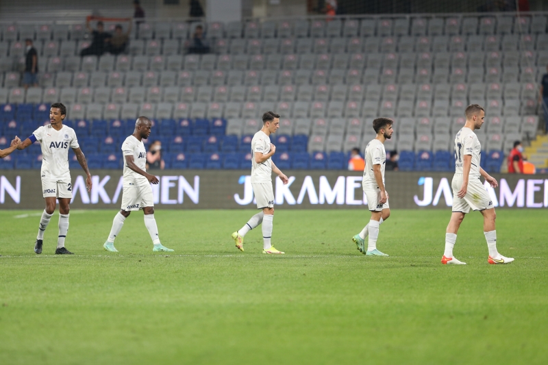 <p>'Mesut Özil dünya starı, başımla beraber, bir de hemşehrim, öyle seviyorum ama bizim ligimiz bu tip oyuncuları görmüş, bilmiş, özümsemiş bir lig. Mesut buraya gelen ilk dünya starı olsaydı, belki kısmen yapılan eleştirilere bu kadar maruz kalmazdı ama daha öncekileri de bildiğimiz için, Mesut Özil'e naçizane tavsiyem biraz daha sallanması lazım Mesut'un.'</p>