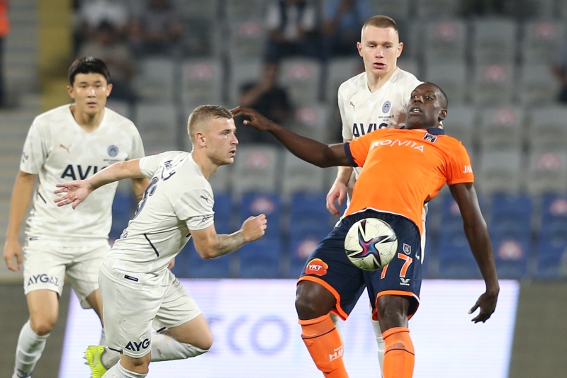 <p>'Fenerbahçe dörtlü oynasa Szalai'den inanılmaz bir sol bek performansı ortaya çıkabilir. Bugün de isyan eden tek oyuncu.'</p>