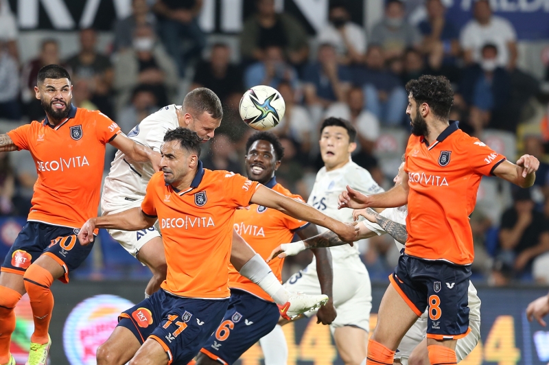 <p>'Fenerbahçe üçlü savunma oynayacaksa solda Novak, sağda Nazım Sangare oynar, başka kimse oynamaz. Eğer bu iki oyuncu yoksa Fenerbahçe üçlü falan oynayamaz. Ferdi ile Muhammed ile üçlü oynayamazsın. Başakşehir'e karşı değil, hiç kimseye karşı oynayamazsın. Novak ile Sangare yoksa dörtlü oynayacaksın, hiç kusura bakma, başka türlü olmaz.'</p>