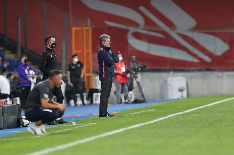 <p>'Sistem, sistem, sistem... Dilimize dolandı. Bütün hocalar sistemin altını kalın kalın çizerek vurgu yapıyorlar. Oyunun yaratıcı ruhunu biraz kaybeder olduk. Sistem tabii ki önemli ama herkes sadık kalsın ama koca Fenerbahçe'de bir tane çalım atan oyuncu olmaz mı ya? Bir oyuncuyu geçtiğin dakika, rakip defansın adım sayısı değişir, herkes hareket etmeye başlar, orada koridor açılır. Epureanu sabaha kadar oynansa gelene gidene vurur. Epureanu'yu hareket ettireceksin.'</p>