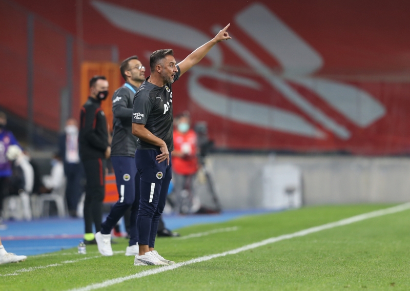 <p>Bu durumu analiz eden Portekizli teknik adam Başakşehir maçında<b> bekleneni veremeyen futbolcularını Giresunspor maçında kulübeye çekecek. </b></p>