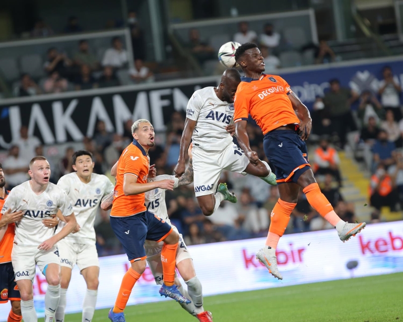 <p>Bu iki ismin yanı sıra <b>Mert Hakan Yandaş, Mesut Özil </b>ve <b>Valencia </b>da<b> ilk 11'e dönüş</b> yapan futbolcular olacak.</p>