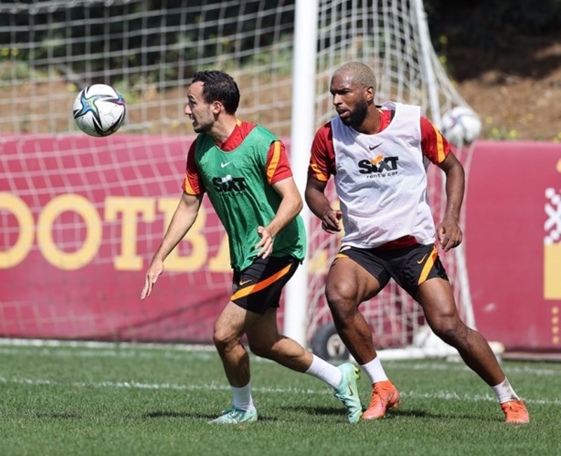 <p>Aksi takdirde <b>Babel'</b>in sola geçip, sağ önde Emre Kılınç'ın oynama ihtimali de bulunuyor. </p>