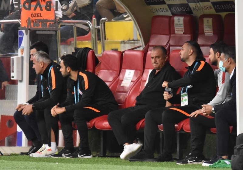 <p><b>'BU ROTASYON NEREDEN ÇIKTI?'</b><br></p><p><br></p><p>'Hocanın rotasyon rakiplerini görememesi en büyük hatasıdır. 4-4-2, 4-3-3 falan başka. Galatasaray son 4 maçta 2 gol yedi, 2 puan aldı, 2-0'dan maçları verdi. Skorlar olabilir ama bu rotasyon nereden çıktı? 40 hafta periyotta, kupa, Avrupa falan 55 maç varken rotasyonu ilk 6 haftada yiyemezsiniz.'</p>