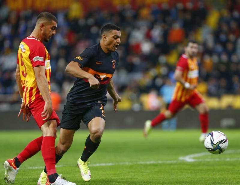 <p><b>'21 YAŞINDA GELMİŞ GALATASARAY'A, DAHA NE İSTİYOR'</b><br></p><p><br></p><p>'Lazio'yu yendin. Hoca o maçta 3-4 oyuncuyu oynattı. Halil'i dinlendirirsin örneğin, Diagne'yi Lazio maçından hemen sonra hazırlarsın ya da Muhammed'e seninle başlayacağım dersin. Halil rotasyona gitsin, 21 yaşında gelmiş Galatasaray'a, daha ne istiyor.'</p>