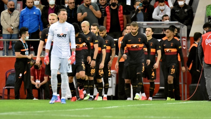 <p><b>'YEDLİN HER HAFTA GERİYE GİDİYOR'</b><br></p><p><br></p><p>'Yedlin her maç geriye gidiyor, hiç mi altyapıda sağ bek yok? Linnes mi, Yedlin mi? Linnes solda da sağda da oynuyor, karakterli oyuncu. Lisans çıkarılmadı diye bir devre tribünde oturdu, döndü, her maç oynamış gibi. Boey 3 haftadır yok, Yedlin her hafta geriye gidiyor.'</p>