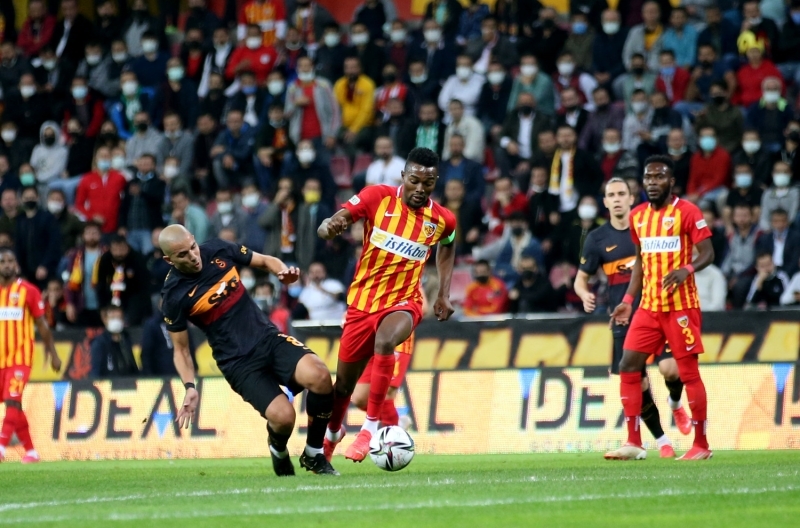 <p><b>'FEGHOULİ'NİN KONTRATININ UZATILMA İHTİMALİ SIFIR'</b><br></p><p><br></p><p>'Muhammed Mustafa'ya acayip kafaya çıkıyor, 20 milyon, 30 milyon derken bir anda bir şeyler oldu. Feghouli 2-3 yıldır gitti mi, kaldı mı, fedakarlık yapsın, gitsin falan bunlarla geçti. Kontratı da var ve uzatılma ihtimali sıfır. Ya sil at ya da oynat.'</p>