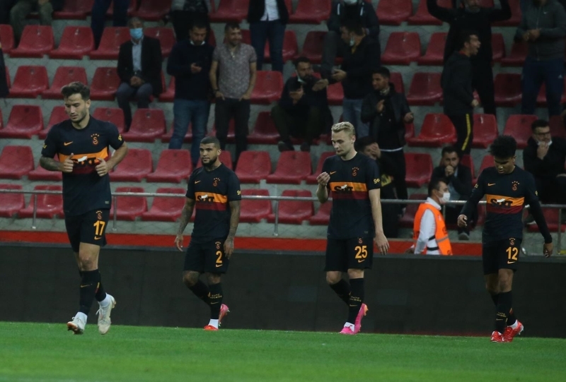 <p><b>'GALATASARAY ŞAMPİYONLUĞA OYNAR HAVASINI VERMEDİ'</b><br></p><p><br></p><p>'Galatasaray, şampiyonluk yarışında yokum mesajı verdi, şampiyonluğa oynar havasını keşke verseydi, vermedi. Galatasaray'ın forması bu yarışta olur. 23 milyon euro bonservis verdi, Türkiye'de en çok bonservis veren kulüp Galatasaray. Yatırım için verildi, doğru da olabilir ama mesele o değil. 23 milyon euroya oyuncu transferi yapıyorsan, şampiyonluğa oynayacaksın. Marcao iyi oyuncu, Luyindama iyi oyuncu, Nelsson doğru transfer değil.'</p>
