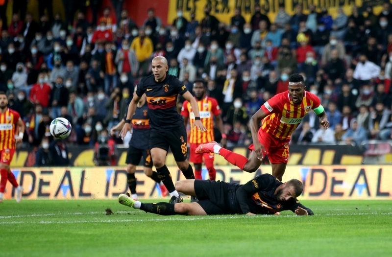 <p><b>'FEGHOULİ ROTASYONLA OYNAMAZ'</b><br></p><p><br></p><p>'Ben genç oyuncuları takviye yaparım. Diagne, Muhammed, Feghouli, bunların tecrübesinden yararlanırım, yavaş yavaş maçlara hazırlarım. Feghouli rotasyonla oynamaz, verim alamazsın, Diagne de oynamaz. Rotasyonla 35 yaşındaki Bülent Korkmaz oynar. Morutan oynar, Taylan oynar, Berkan oynar, Kerem de oynamalı ama Feghouli rotasyonla oynamaz. Tecrübe. Minimum 2 şampiyonluğu var.'</p>