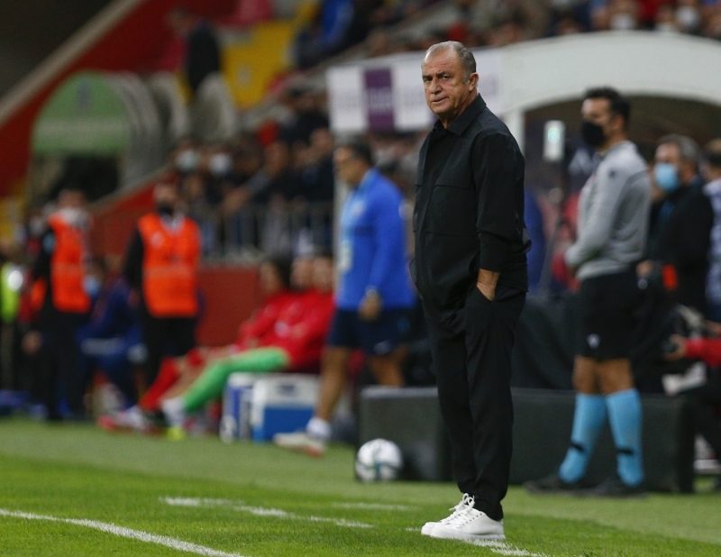 <p><b>'HOCA ROTASYONU DOĞRU YAPAMADI'</b><br></p><p><br></p><p>'Fatih Terim'in şampiyon olmaması, Terim'in kariyerini etkiler mi, etkilemez. Lazio maçında bir verim aldık, maç 6 olurdu, onlar başka takımdan gelip mi formayı giydiler. Hoca rotasyonu doğru yapamadı.'</p>