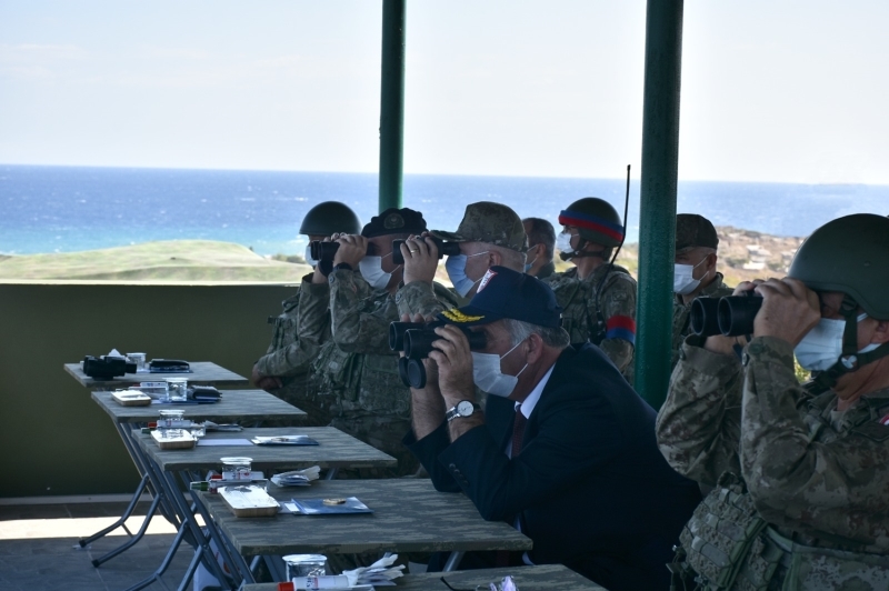 <p>Tatbikat kapsamında bugün gerçekleştirilen 'Seçkin Gözlemci Günü'ne KKTC Cumhuriyet Meclisi Başkanı Önder Sennaroğlu, Kıbrıs Türk Barış Kuvvetleri Komutanı Tümgeneral Sezai Öztürk ve Güvenlik Kuvvetleri Komutanı Tümgeneral Zorlu Topaloğlu'nun katıldığı kaydedildi.<br></p>