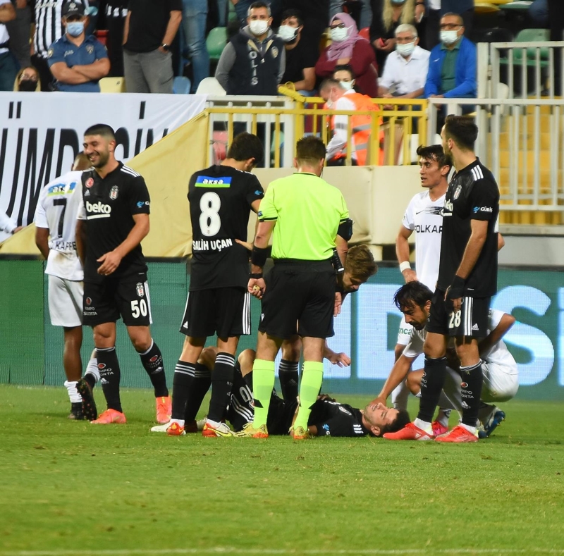 <p>Adalesinden sakatlık yaşayan Oğuzhan'ın ise ağrısının çok olduğu ve Ajax karşısında oynamasını zor olduğu iddia edildi.</p>