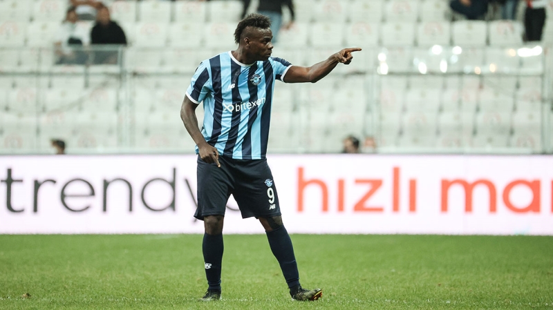 <p><b>'BENİM PARAYLA PULLA HİÇBİR ZAMAN İŞİM OLMAZ'</b><br></p><p><br></p><p>Benim sorunum Beşiktaşlı futbolcular ya da kenarda oturan futbolcular ya da tribündeki değerli taraftarlar değil, olamaz, hiçbir zaman da olmaz. Onların bana nasıl baktığını biliyorum. Şu bilinsin ki benim parayla pulla hiçbir zaman işim olmaz. Ben bu sporu, futbolu çok seviyorum. Beni tanıyan herkes bilir.'</p>