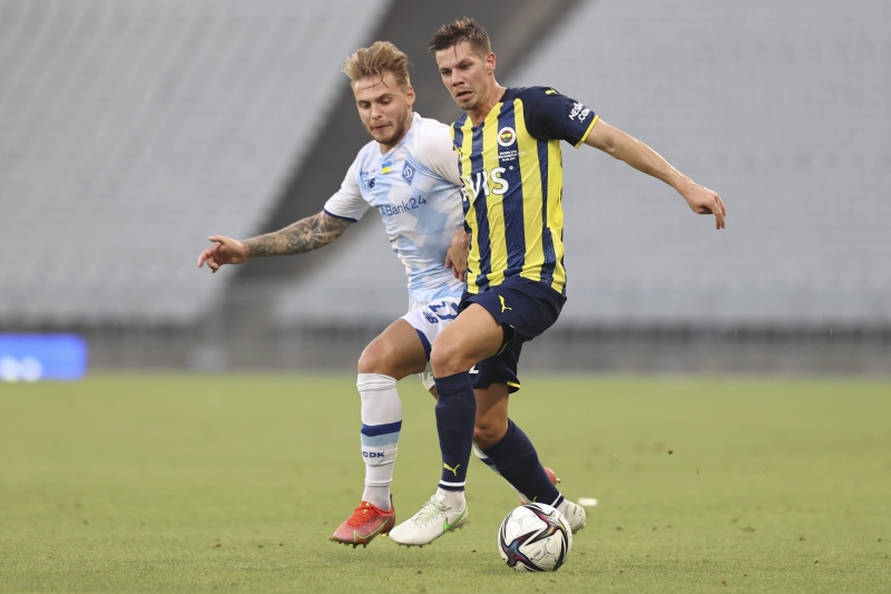 <p><b>HOLLANDA BASINI DUYURDU </b></p><p><br></p><p><b><i>Hollanda'nn Gelderlander gazetesinde yer alan habere gre</i></b> Fenerbahe, Empoli'ye denmesi gereken <b>831 bin 929 euro 50 sent</b> tutarndaki transfer taksidini Doetinchem'deki bir otomobil irketine gnderdi. 25 Eyll 2020'de transfer taksidinin son tutar iin Empoli'den bir hatrlatma maili geldi, hemen ardndan da farkl bir adresten sahte mesaj ulat.</p>