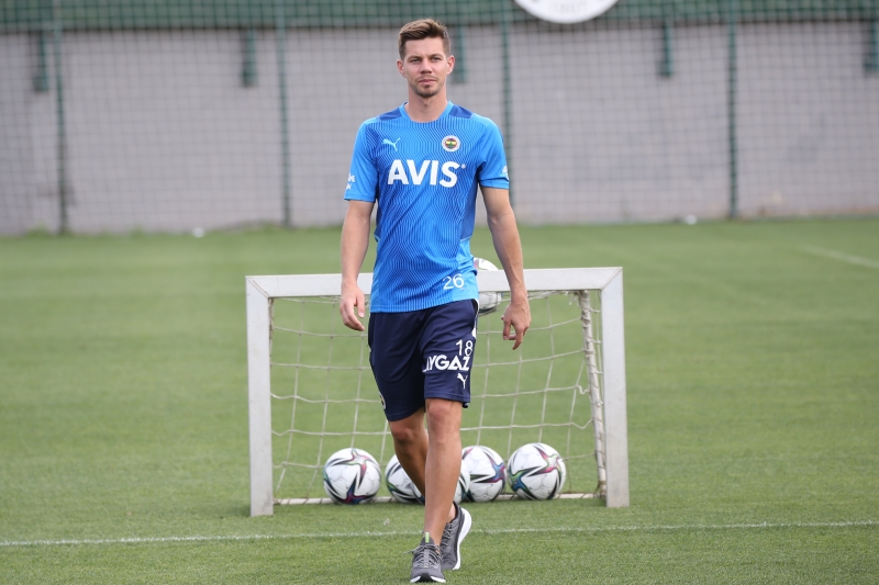 <p><b>YEN HESAP NUMARASI GNDERLD </b></p><p><br></p><p>Bu mesajda Empoli'den daha nce gelen mailin grmezden gelinmesi istendi. Fenerbahe'ye yeni bir hesap numaras gnderildi. Sahte mail Empoli'deki irtibat kiisinin adn ieriyordu.</p>