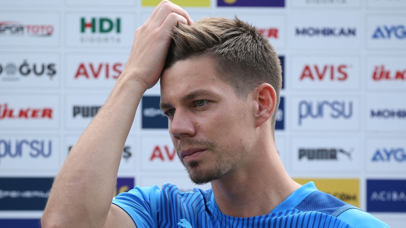 <p><b>PARA AKTARILDI </b></p><p><br></p><p>Yanl mail adresi, doru mail adresinden yalnzca bir harf farklyd. Para gnderildi. Daha sonra otomobil irketinin orta olan Doetinchem'den bir adamn ticari hesap numarasn ieren bir fatura iletildi.</p>