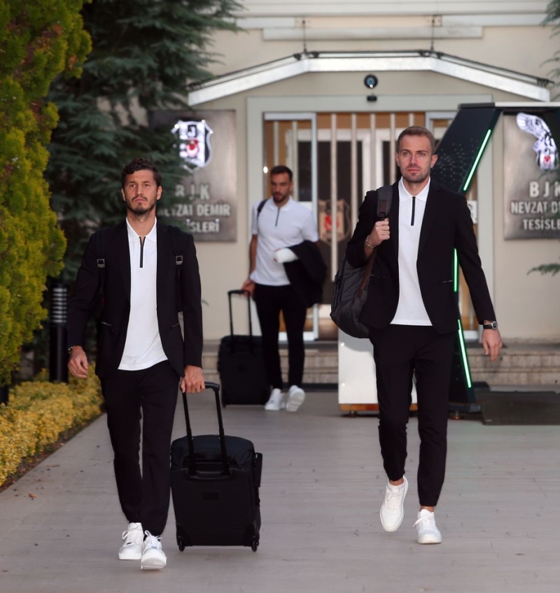 <p>Sakatlıkları geçmeyen <b>Atiba, Vida, Teixeria, Mehmet Topal, Larin, Pjanic, Vida, Necip, Welinton, N'Koudou</b>, Covid-19 pozitif olan <b>Montero </b>ve Şampiyonlar Ligi listesine yazılmayan <b>Güven Yalçın</b> dün akşam Amsterdam'a giden kafilede yer almadı.</p>