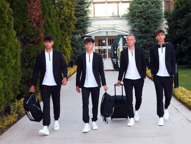 <p><b>17 KİŞİLİK KADRO</b></p><p><br></p><p>Beşiktaş'ın 17 kişilik kadrosunda 2 kaleci, 3 altyapı futbolcusu olduğu göz önüne alındığında, teknik direktör <b>Sergen Yalçın'ın elinde sahaya süreceği 10 futbolcu ve 2 yedek kalıyor. </b></p>