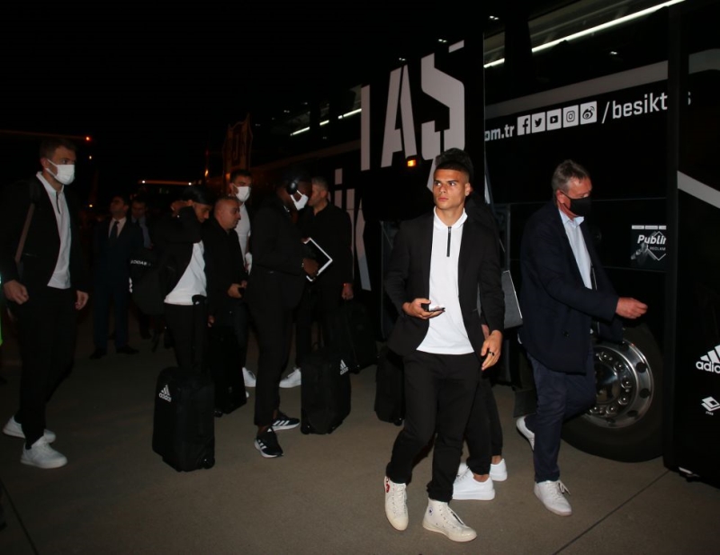 <p><b>KADRODA SERDAR SAATÇI DIŞINDA STOPER YOK</b><br></p><p><br></p><p>Üstelik stoperler <b>Vida, Welinton </b>ve <b>Montero</b>'nun yokluğuna, stoper oynayabilen <b>Atiba, Necip ve Mehmet Topal</b> eklendiğinde, siyah beyazlıların altyapı futbolcusu <b>Serdar Saatçı</b> dışında stoperinin de olmadığı bir kadro mevcut.</p>