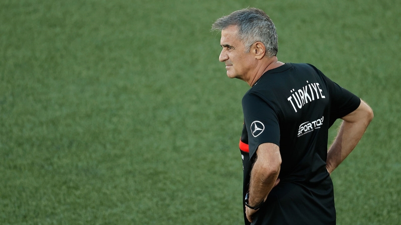 <p>Şenol Güneş'in herhangi bir yabancı milli takımdan teklif almaması halinde bu coğrafyadan bir takımla anlaşma sağlayabileceği iddia ediliyor.</p>