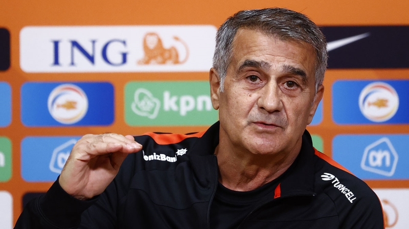 <p><b>6 AYRI TAKIM ÇALIŞTIRDI</b></p><p><br></p><p>Şenol Güneş milli takım haricinde daha önce Trabzonspor, Antalyaspor, Sakaryaspor, FC Seoul, Bursaspor ve Beşiktaş'ta teknik direktörlük görevini üstlenmişti.</p>