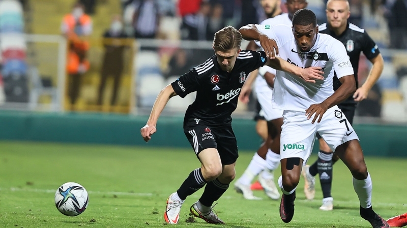 <p><b>'BEŞİKTAŞ'IN 13 OYUNCUSU YOK'</b><br></p><p><br></p><p>Ayrıca Beşiktaş'ın eksiklerinden de bahseden Kappel; 'Zayıf bir takım değiller ama ilk 11'inde çok fazla eksikleri var. <b>13 oyuncuları olmayacak. </b>Çok fazla sakatlık yaşadılar. Yeni kadroya girenler de formda olmayacaklar. <b>Miralem Pjanic de kadroda olmayacak. </b>Hollanda'da doğan <b>Oğuzhan da sakatlığı nedeniyle yok.</b>' diye konuştu.</p>