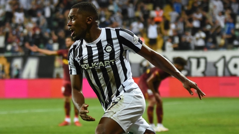 <p><b>'BİZE KARŞI OYNADIĞIN FUTBOLLA AMSTERDAM'A GELEMEZSİN'</b><br></p><p><br></p><p>Geçtiğimiz Cuma günü İzmir'de Beşiktaş'a karşı oynayan Kappel, 2-1 galip geldiklerini hatırlatarak; 'Bize karşı oynadığın gibi bir takımla Amsterdam'a gelemezsin. İlk düdükten itibaren kapanmaya ve kontra atak kovalamaya başlayacaklardır. Belki Ajax'ın bunu geçmesi zor olabilir. <b>Eğer Ajax golü erken bulursa skor inanılmaz olacaktır.'</b> ifadelerini kullandı.</p>