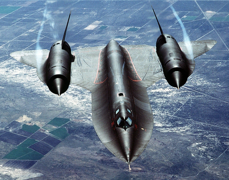<p><strong>2. SR-71 Blackbird</strong></p><p>Hızı 4102.8 km s'dir. Başlangıçta, SR-71 Blackbird, ordu tarafından Sovyetler Birliği ve müttefikleri üzerindeki keşif uçuşları için aktif olarak kullanıldı. Hızı nedeniyle, takip ve füzelerden kolayca kaçabiliyordu. Aslında, Stealth (gizlilik) teknolojisi ilk olarak bu uçak üzerine uygulandı. Daha sonra uzay birimleri uçakla ilgilenmeye başladı. Uçak, yalnızca havada yakıt ikmali yapılabilen özel bir yakıt türü kullandı. Toplam 32 uçak üretildi.</p>