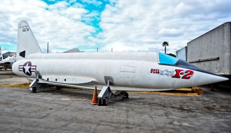 <p><strong>5. Bell X-2 Starbuster</strong></p><p>3911.9 km / s hıza sahip uçağın en yüksek hızlarında çalışma koşulları test edildi ve incelendi. Deneysel araştırma ve geliştirme olmadan hızı artırmak imkansız olurdu. Amerikalılar bu uçağı, bu amaçla geliştirdi. Bell X-2 Starbuster, uçağın çalışma koşullarını en yüksek hızlarda test etmek ve incelemek için kullanıldı. Araştırma 1954'te başladı, ancak birkaç yıl sonra aşamalı olarak rafa kaldırıldı. Testler sırasında, Mach 3.196'da bariyerini kıran uçağın pilotu, aracın patlamasına neden olan bir hata yaptı. Bununla birlikte, bu dönemde elde edilen hız, bugüne kadarki en yüksek hızlardan biri olmaya devam ediyor.</p>