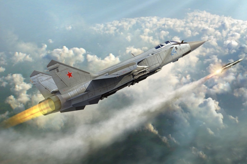 <p><strong>7. MiG-31</strong></p><p>Uçak, iki güçlü motoru sayesinde 3463,92 km/s hıza ulaşan MiG-31, çeşitli irtifalarda süpersonik hızlarda uçabiliyor. Uçak geliştirme aşamasında, dönemin yenilikçi radar sistemleriyle donatıldı. Bu uçaklar 90'ların ortalarına kadar üretildi. Üretilen uçak sayısı hakkında kesin bir veri olmasa da, tüm üretim dönemi boyunca yaklaşık 500 adet üretildiği tahmin ediliyor.</p><p>MiG-31'in silahları:</p><p>23 mm otomatik top</p><p>Hava hedeflerini vurmak için ağır füzeler: 4-6 adet;</p><p>Yüksek hızlı nesnelerin imhası için özel füzeler</p>