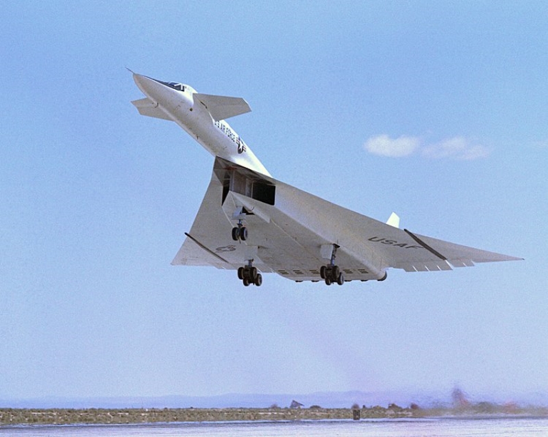 <p><strong>6. XB-70 Valkyrie</strong></p><p>XB-70 Valkyrie bombardıman uçağının yüksek hızı, Sovyet önleme uçaklarından sıyrılmak için gerekliydi.</p><p>Bu uçak bir saatte 3672 kilometre yol kat edebiliyordu. Soğuk Savaş, teknik ilerlemenin gelişimi ve benzersiz tasarım fikirlerinin doğuşu için iyi bir uyarıcı olarak hizmet etti. Bu gelişmelerden biri de XB-70 uçağıydı. Aracın kütlesi 240 tondu. Altı güçlü motor sayesinde rekor hızlara ulaşması mümkün oldu. Uçağın bazı yapısal elemanları, yüksek bir uçuş hızına ulaştıktan sonra 300 dereceyi aşan sıcaklıklara kadar ısındı. XB-70 Valkyrie bombardıman uçağının yüksek hızı, Sovyet önleme uçaklarından sıyrılmak için gerekliydi. Ayrıca, yüksek hızın ana görevi, bir nükleer bombanın patlamasından sonra patlama dalgasından yıldırım hızında kaçıştı. Uçağın yakıt ikmali, Sovyetler Birliği topraklarına derinlemesine nüfuz etmesine ve ek yakıt ikmali yapmadan geri dönmesine izin verdi. 14 nükleer bomba taşıyan uçak çok ciddi bir tehlike oluşturuyordu. Uçağı inşa etmenin yüksek maliyeti ve bakımı için önemli işletme maliyetleri, yalnızca biri 1964'te gökyüzüne çıkan iki bombardıman uçağının üretilmesine neden oldu.</p>