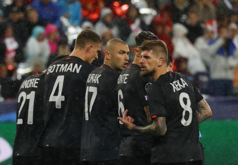 <p>Fransa temsilcisinde milli oyuncular <b>Zeki Çelik</b> ve <b>Yusuf Yazıc</b>ı mücadeleyi yedek kulübesinden takip etti.</p>