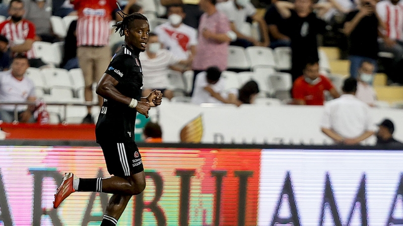 <p><b>'BÖYLE BİR İLGİYİ DAHA ÖNCE GÖRMEDİM'</b></p><p><br></p><p>'Burada bir aile ortamı var. herkes mutlu. Çok fazla kulüp gördüm ama böyle bir ilgiyi çok fazla yerde görmedim.'</p>