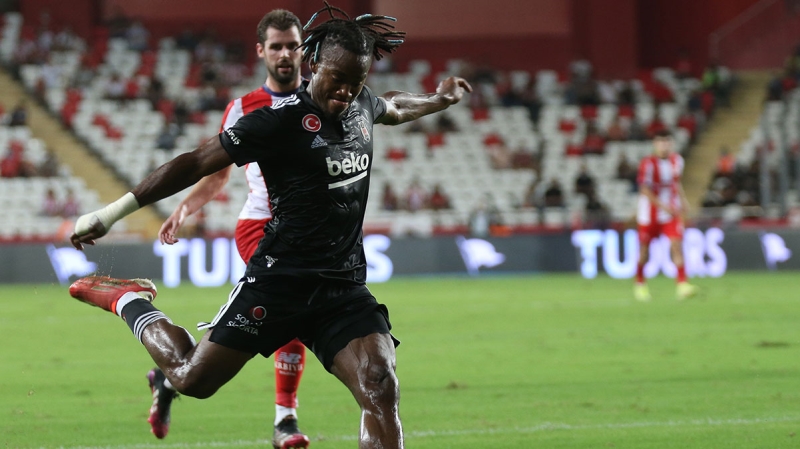 <p><b>'TRANSFER SÜRECİNDEKİ İLGİ BÜYÜLEYİCİYDİ'</b></p><p><br></p><p>'Transfer sürecimde yalnızca ben değil etrafımdaki herkes çok sayıda mesaj aldı. Bu ilgi alaka çok büyüleyiciydi. Bu yüzden de karar verirken çok fazla düşünmedim.'</p>