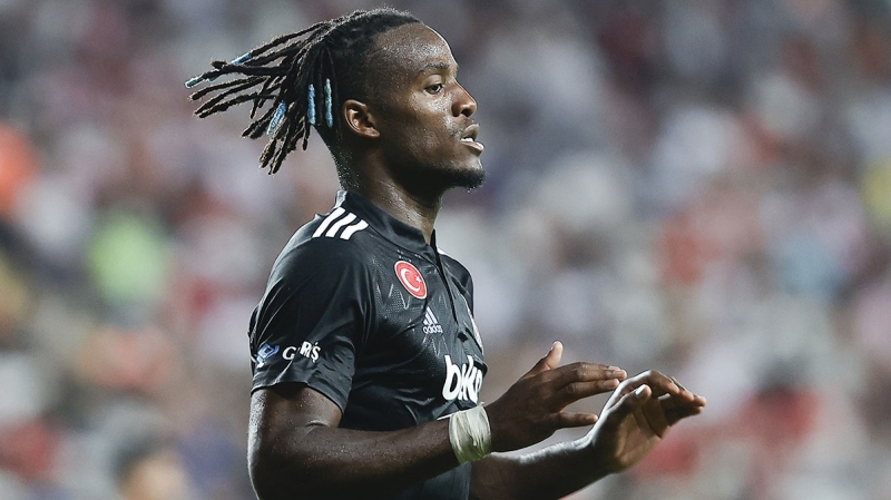 <p><b>'SERGEN YALÇIN'I ÇOK SEVİYORUM'</b></p><p><br></p><p>'Hocanın kalitesi, topa ilk dokunuşu harika gerçekten. Çok büyük bir futbolcu olduğu izlediğim videolarda belliydi. Sergen Yalçın'ı çok seviyorum, çok büyük bir karakter. Benden beklentisi var ve bu hoşuma gidiyor.'</p>