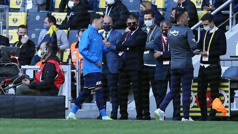 <p>Mesut Özil'in oyuna giremeyince çok sinirlendiği ve ısınma esnasında giyilen yeleği çıkarıp hocasının önüne attığı görüldü.</p>