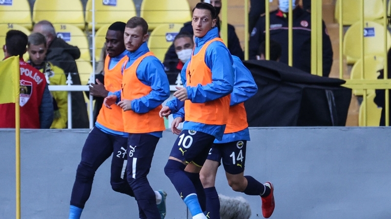 <p>Daha sonra ise oyuncu değişikliklerinde de Mesut Özil'i tercih etmeyen Pereira'ya yıldız futbolcudan sert tepki geldi.</p>