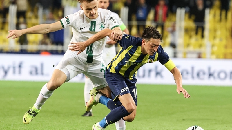 <p>Başkan Ali Koç büyük krize son vermek için harekete geçti. Başkan Koç'un hem Pereira hem de Mesut Özil ile yüz yüze görüşerek orta yol bulmaya çalışacağı ifade ediliyor.<br></p>