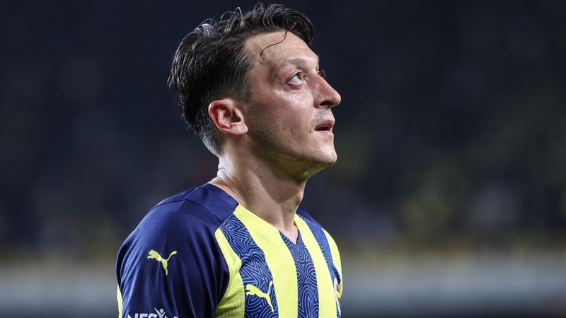 <p><b>AMERİKA'DAN TEKLİFLER ALIYOR</b></p><p><br></p><p>Mesut için ABD kulüpleri harekete geçmiş durumda. Ocak ayında 2-3 kulübün teklif yapacağı, yıldız futbolcunun da ABD'ye gitmeye sıcak baktığı öne sürülüyor.</p><p><br></p><p>Takvim</p>