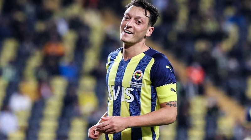 <p>Fener'deki ilk döneminde de Hollandalı süper yıldız Robin Van Persie ile büyük sorunlar yaşayan Pereira şimdi de Mesut'la soğuk savaşa başladı. </p>