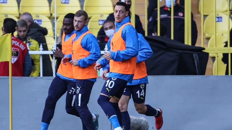 <p><b>KOÇ ÖZİL'DEN VAZGEÇMEK İSTEMİYOR</b></p><p><br></p><p>Portekizli hocadan çok memnun olan Ali Koç'un Mesut Özil'den de vazgeçilmesini istemediği gelen bilgiler arasında. </p>