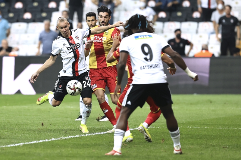 <p>Ailesiyle birlikte İstanbul'daki yaşamından memnun olan Vida'nın, mali konularda anlaşma sağlanması halinde futbolu Beşiktaş'ta bırakması planlanıyor.</p><p><br></p><p>Fanatik</p>